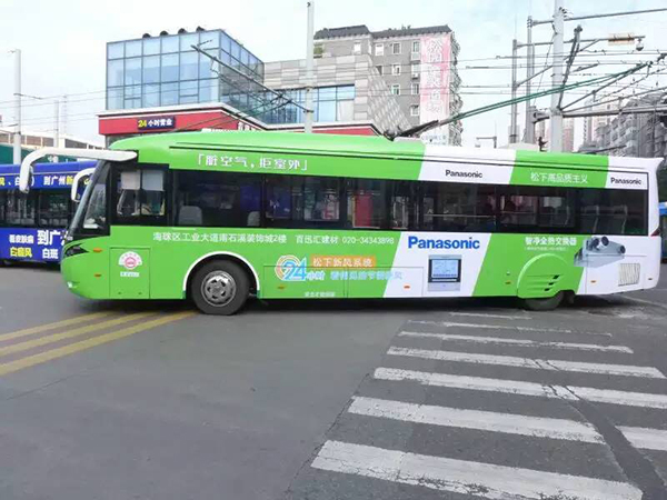 公交车车身广告是可以移动的户外媒体具有高度的强制性